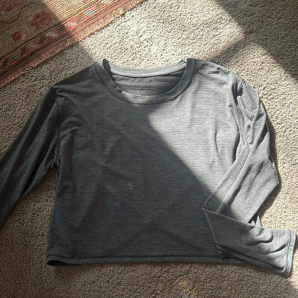 Lululemon Gray Loose Cropped Long sleeve - size 6 - Picture 1 of 3